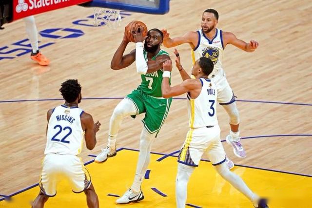 詹姆斯12+9库里7分 美国男篮大胜巴西晋级四强